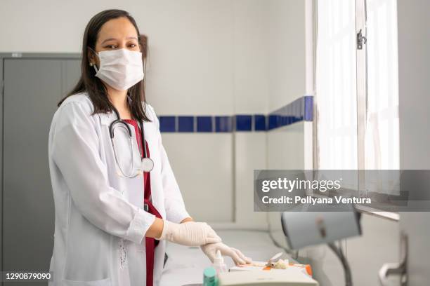 portrait of surgeon - showus doctor stock pictures, royalty-free photos & images