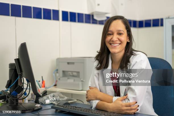 retrato de la doctora - assistente social fotografías e imágenes de stock