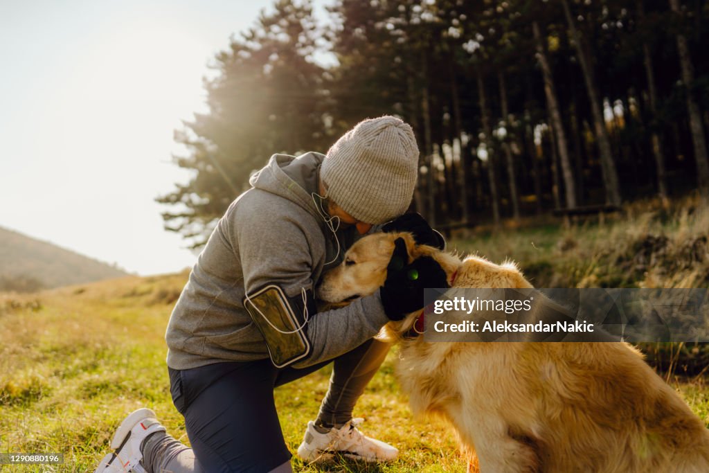 Giovane che si allena con il suo cane