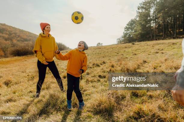 glimlachende familie die voetbal in openlucht speelt - son heung min wins ea sports player of the month stockfoto's en -beelden