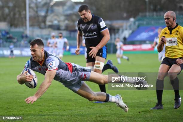 Gareth Davies of Scarlets scores his side's opening try during the Heineken Champions Cup Pool 1 match between Bath Rugby and Scarlets at The...