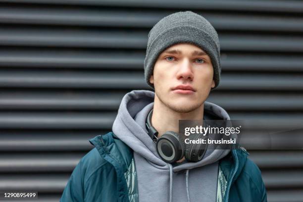 sluit omhoog openluchtportret van 18 jaar oude mens - knit hat stockfoto's en -beelden