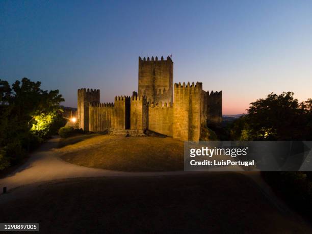 kasteel guimarães in nitht - braga city stockfoto's en -beelden