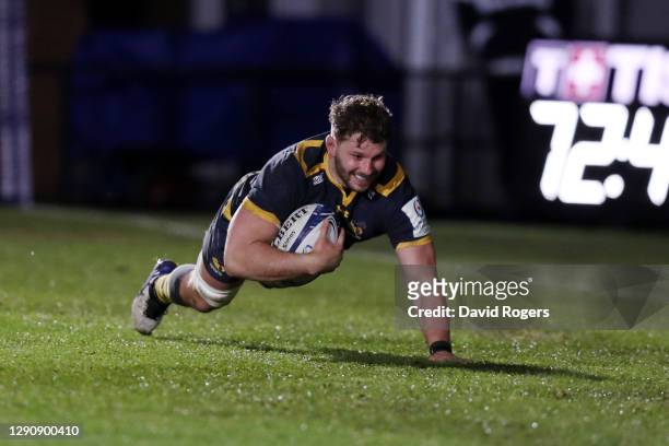 Thomas Young of Wasps scores their fourth try during the Heineken Champions Cup Pool 1 match between Dragons and Wasps at Rodney Parade on December...