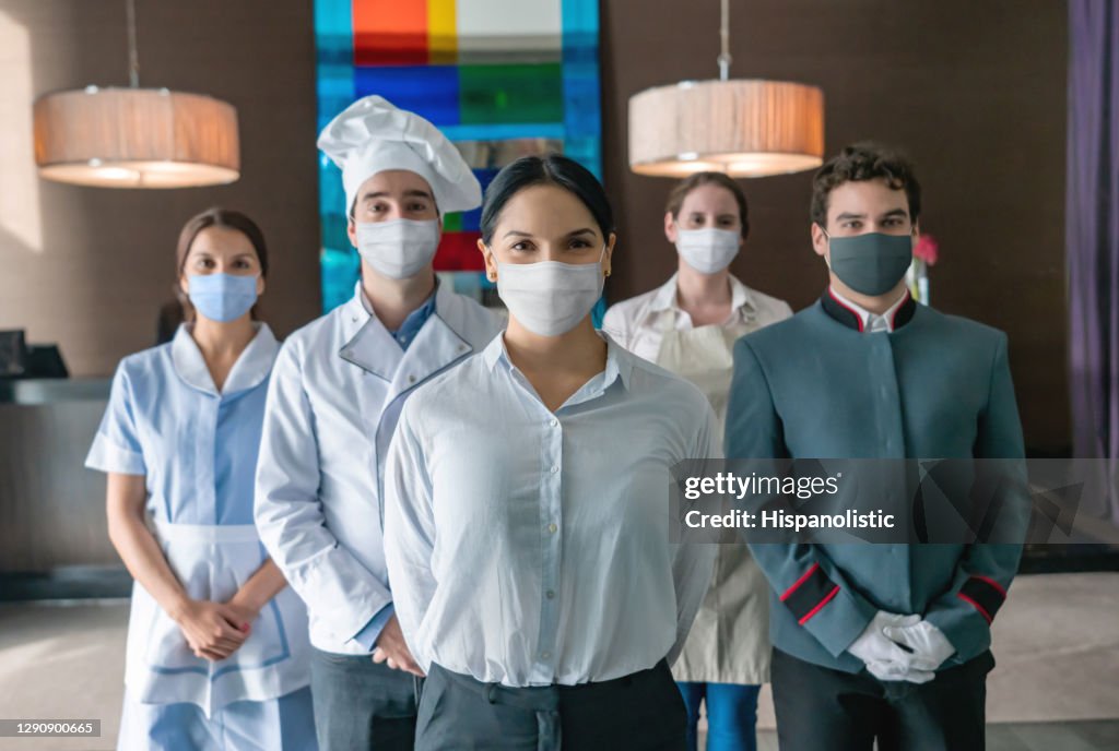 Mitarbeiter eines Hotels mit Gesichtsmasken während der Pandemie