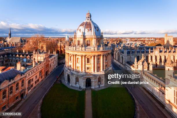 iconic, radcliffe camera, oxford, england - oxford oxfordshire fotografías e imágenes de stock