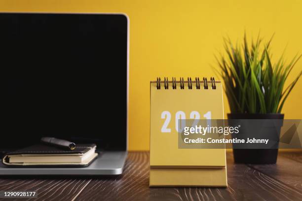 2021 calendar on office desk - jubileum werk stockfoto's en -beelden