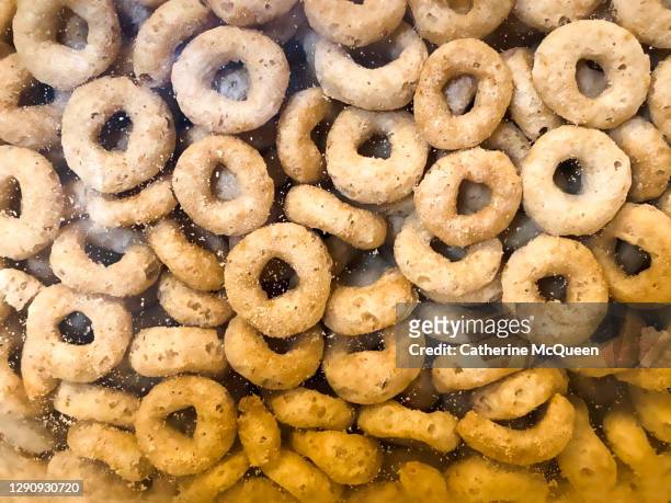 round shape grain snack & cereal - cheerios stock-fotos und bilder