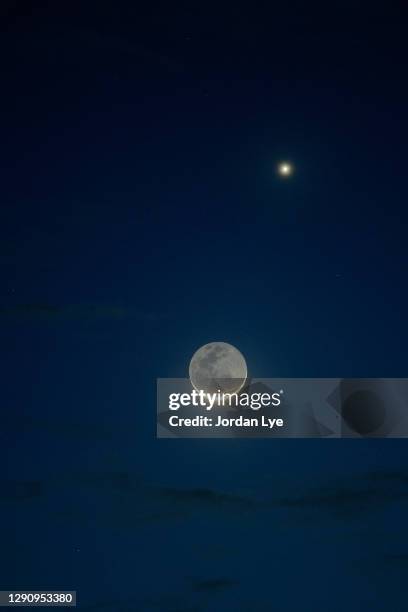 close conjunction of moon and venus - venus symbol stock-fotos und bilder