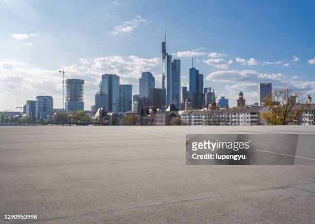 empty parking lot - urban skyline stock-fotos und bilder