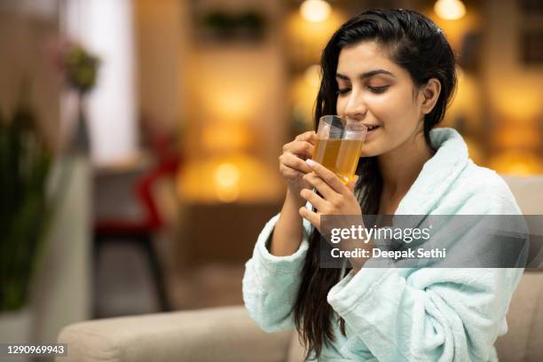 porträt einer jungen frau mit einem schönen lächeln stockfoto - tee indien trinken stock-fotos und bilder