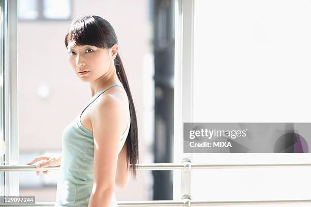 woman looking back - cami stock-fotos und bilder