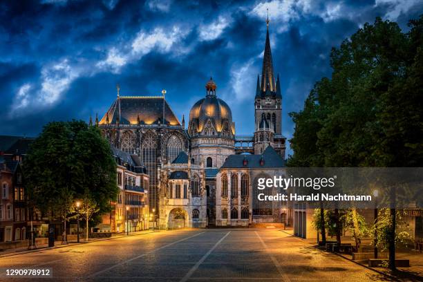 aachen cathedral at night, aachen, north rhine westphalia, germany - aachen foto e immagini stock