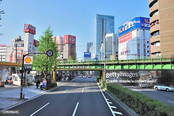 railway bridge over street - 秋葉原 ストックフォトと画像