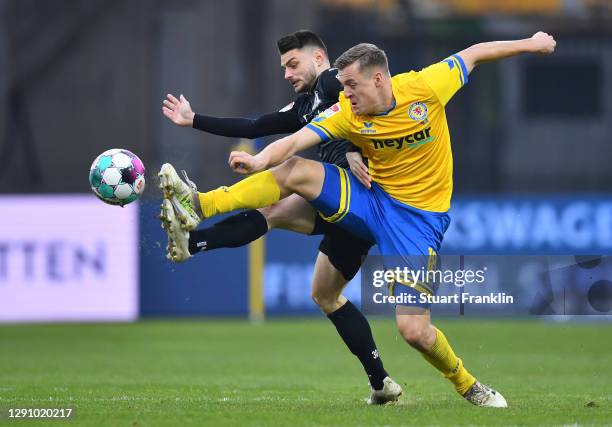 Felix Kroos of Eintracht Braunschweig and Maurice Multhaup of VfL Osnabrueck battle for the ball during the Second Bundesliga match between Eintracht...