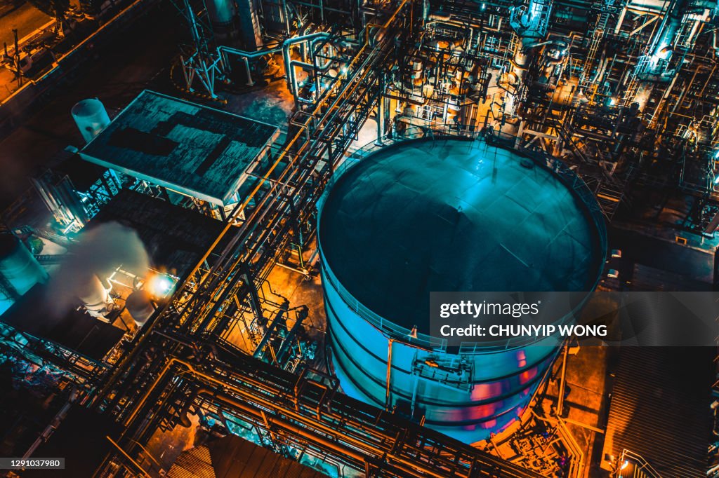 De tank van de distillatie van de installatie van de olieraffinaderij bij nacht