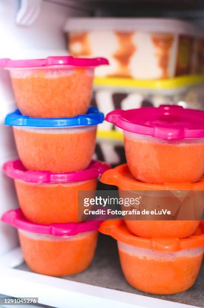 food stored in freezer - bevriezing stockfoto's en -beelden