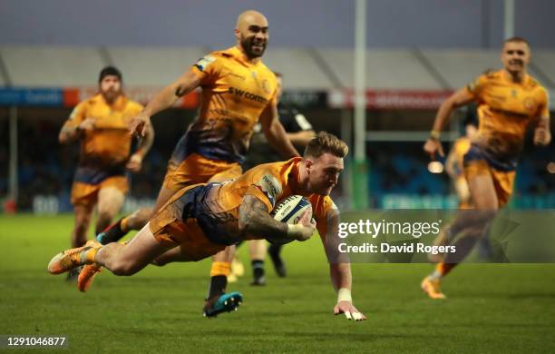 Stuart Hogg of Exeter Chiefs scores their third try during the Heineken Champions Cup Pool 2 match between Exeter Chiefs and Glasgow Warriors at...