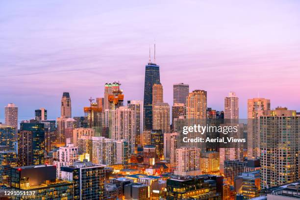 chicago gold coast bei golden hour - gold coast skyline stock-fotos und bilder