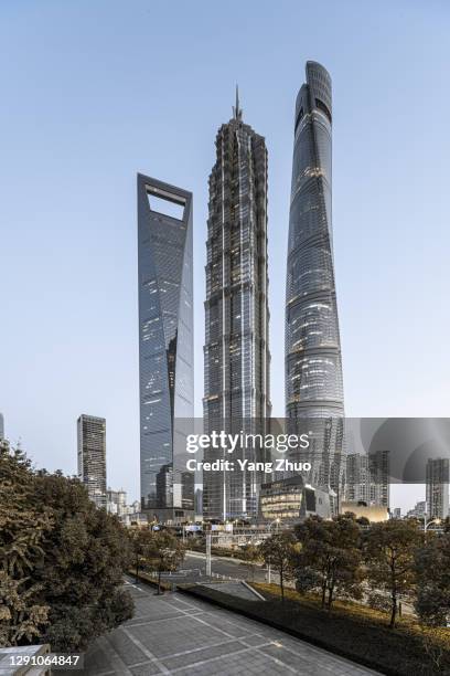downtown district of shanghai city - torre jin mao fotografías e imágenes de stock