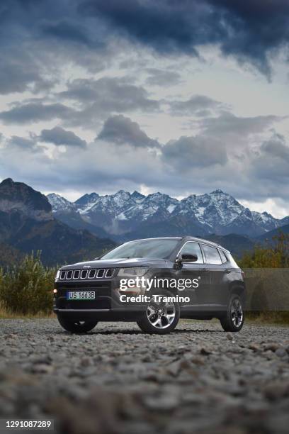 jeep kompass auf einem felsigen platz - suv berg stock-fotos und bilder