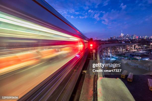 speeding f zug - bahnübergangsschild stock-fotos und bilder