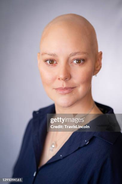 het kale portret van de schoonheid - completely bald stockfoto's en -beelden