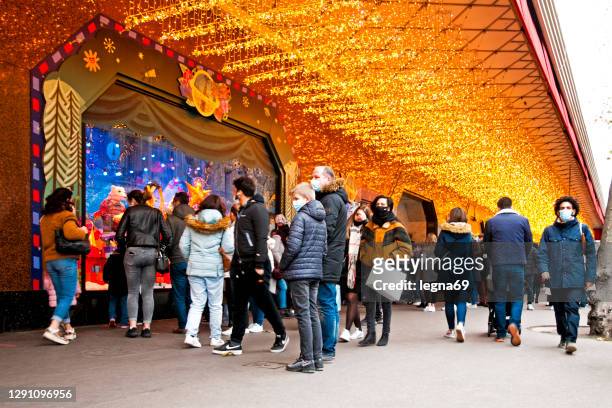 paris : people in front of galeries lafayette store windows, at christmas approaches. - galeries lafayette stock pictures, royalty-free photos & images