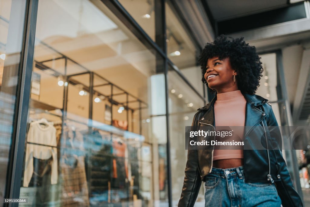 Una joven de compras en la ciudad