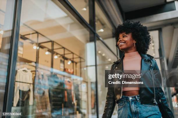 una joven de compras en la ciudad - e commerce fotografías e imágenes de stock