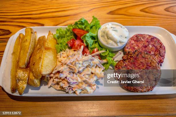 hamburguesas de quinoa y semillas, con papas asadas, ensalada fresca y aderezo de queso de pepino y menta (comida vegetariana). - ensalada de quinoa foto e immagini stock