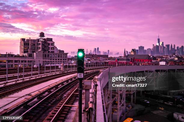 u-bahn-gleise - bahnübergangsschild stock-fotos und bilder