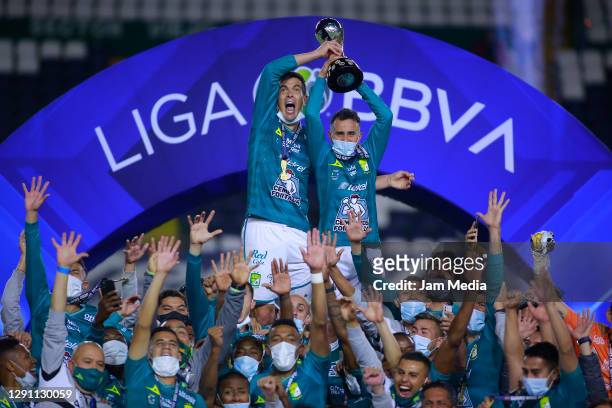 Players of Leon celebrate the championship title after defeating Pumas in the Final second leg match between Leon and Pumas UNAM as part of the...