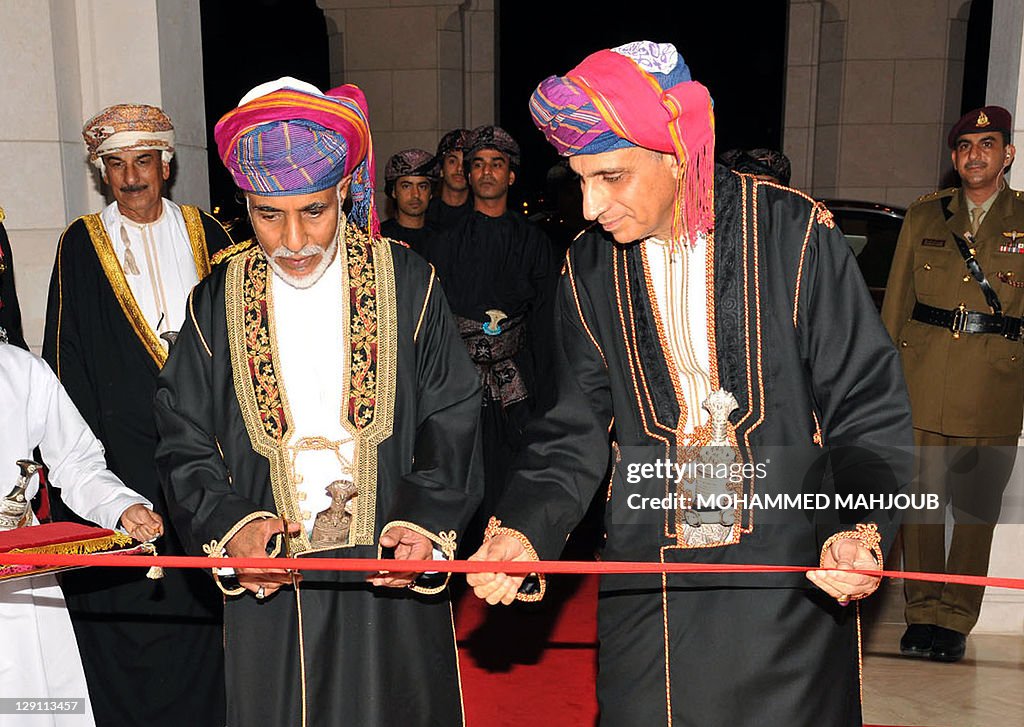 Omani ruler Sultan Qaboos bin Said and Deputy Prime Minister Fahd bin ...