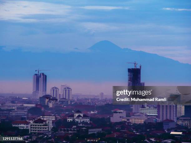 surabaya cityscape - surabaya stockfoto's en -beelden