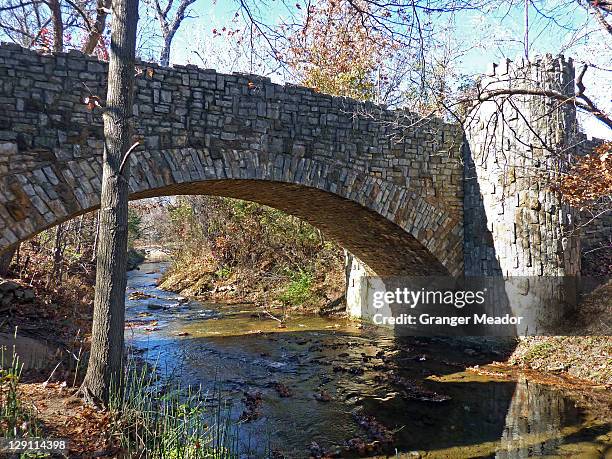 lincoln bridge over travertine creek - 国立保養地 ストックフォトと画像