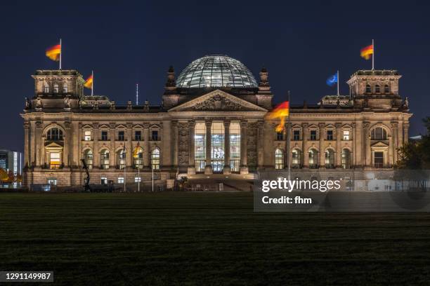 reichstag building at night (german parliament building) - berlin, germany - kuppel stock-fotos und bilder