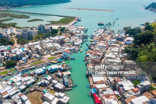 tai o pueblo de pescadores, antigua casa flotante y mar en hong kong - tai o fotografías e imágenes de stock