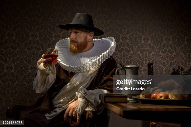 redhead tradicional holandés a la luz de las velas - neck ruff fotografías e imágenes de stock