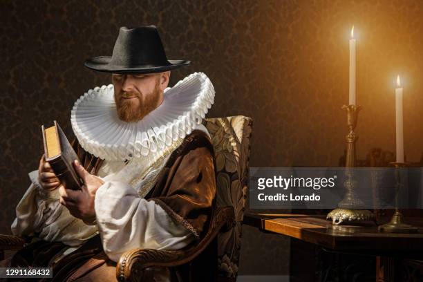 redhead traditionellen holländischen mann bei kerzenschein - herzog stock-fotos und bilder
