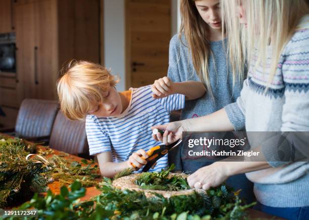 family making an advent wreath - basteln stock-fotos und bilder