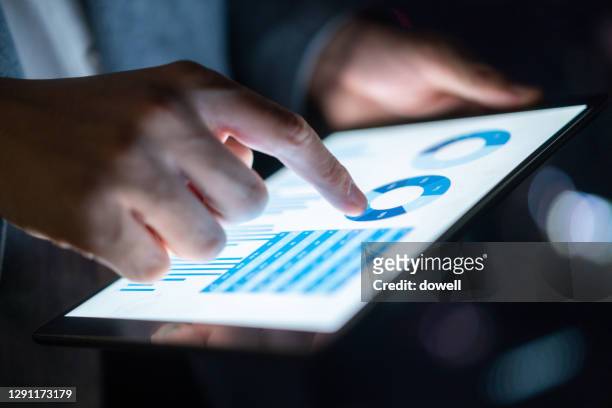 business report on digital tablet - finance technology stock-fotos und bilder