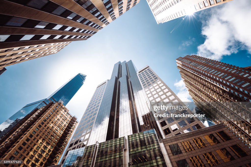 Ángulo bajo de edificio alto en manhattan