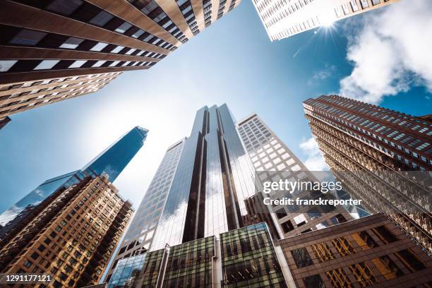 ángulo bajo de edificio alto en manhattan - rascacielos fotografías e imágenes de stock