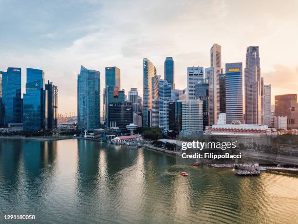 singapore skyline vid solnedgången - antenn synvinkel - boat singapore bildbanksfoton och bilder