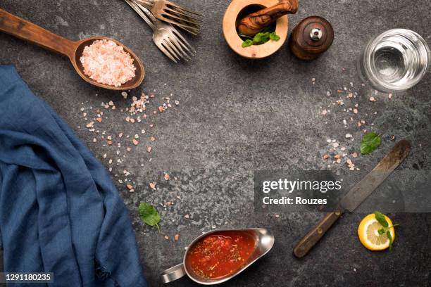 empty stone board with spices and utensils - ardósia quadro imagens e fotografias de stock