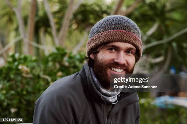 chilly weather, warm heart - cabeludo imagens e fotografias de stock