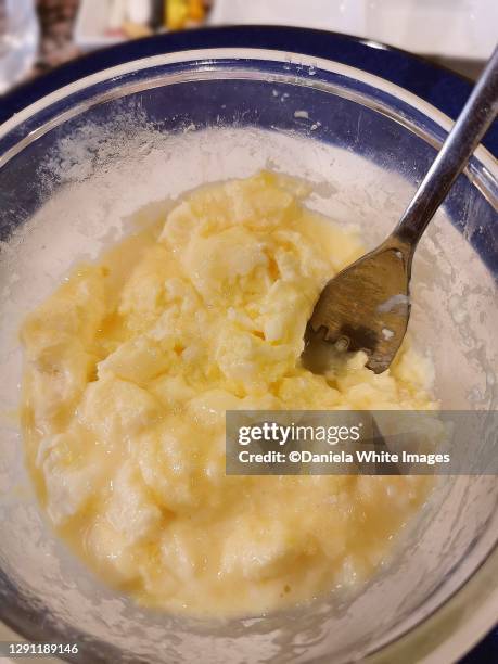 scrambled egg with emmental cheese - scrambled egg bowl stock pictures, royalty-free photos & images
