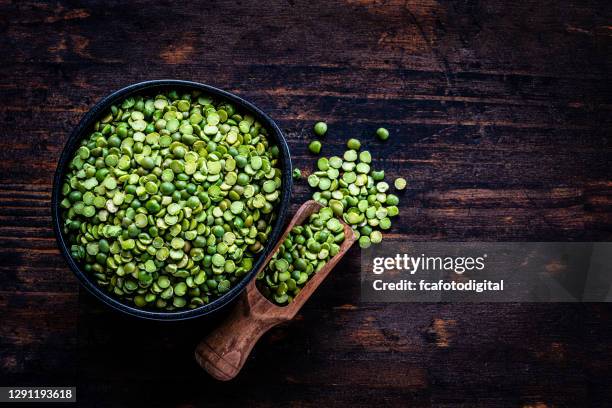 green split peas in a bowl shot from above. copy space - ervilha seca imagens e fotografias de stock