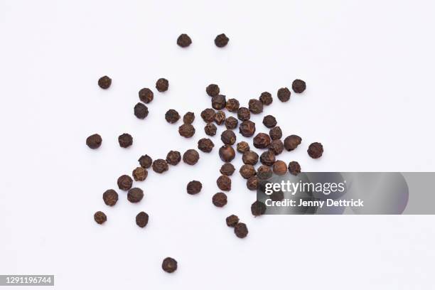 peppercorns - condiments et aromates photos et images de collection